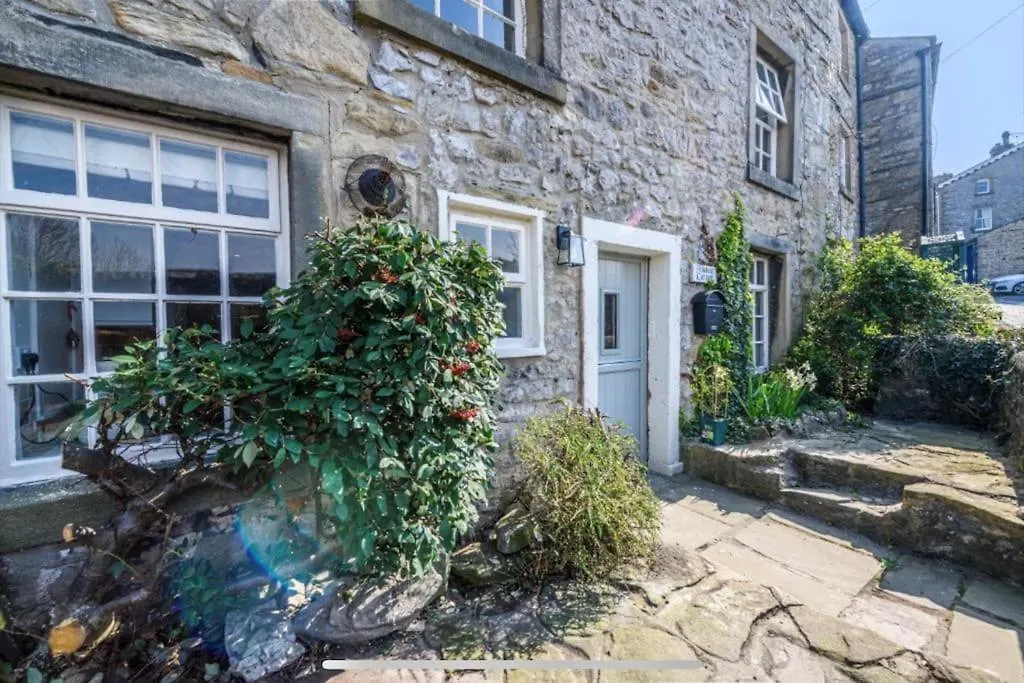 Primrose Cottage With Log Burner Settle 0*,